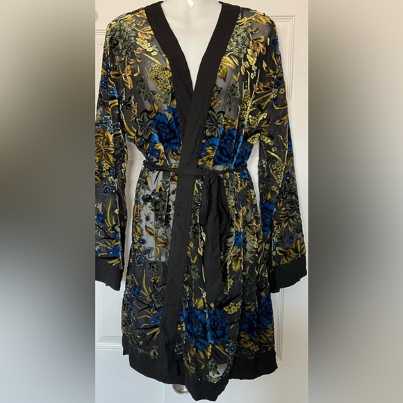 Willow & Clay Velvet-like Floral Kimono - Picture 1 of 7